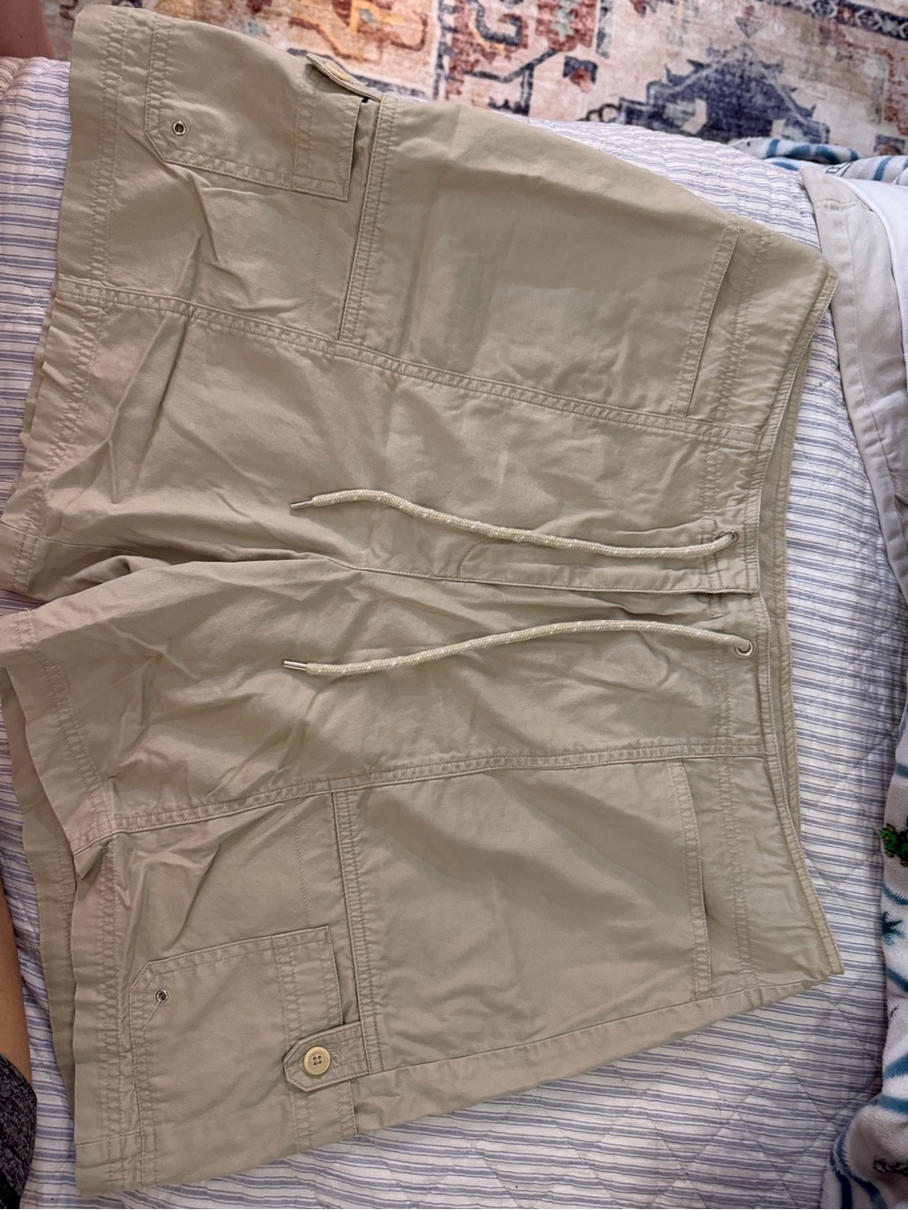 Jones New York khaki women's shorts. Size Large 12/14. $10